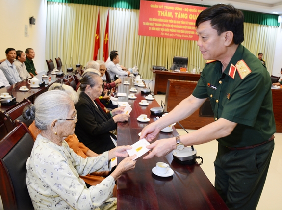 Đoàn công tác Bộ Quốc phòng thăm, tặng quà gia đình chính sách tại tỉnh Tây Ninh